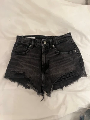 Svarta jeansshorts med fransig kant - Jeansshorts från Zara i storlek 36💕