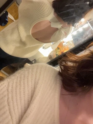 Vit stickad tröja med öppen rygg - Säljer en krämvit stickad tröja med öppen rygg och stor rosett i nacken. Tröjan har breda ärmar och är gjord i ett mjukt, ribbstickat material. Perfekt för dig som vill ha något unikt och trendigt i garderoben. Är i storlek s men känns som m.