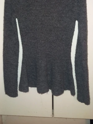 Mörkgrå stickad tröja från H&M - Mysig mörkgrå stickad tröja från H&M i storlek XS. Använt en gång så den är i nyskick, köpte den för 250kr och säljer för 100.