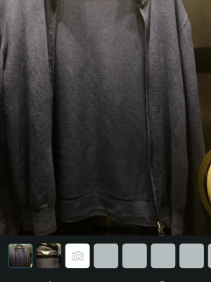 Blå tröja från Gran Sasso - Snygg mörkblå tröja från Gran Sasso i ett mjukt och tunt material. Klassisk rund halsringning och långa ärmar. Perfekt för dig som gillar stilrena och enkla plagg med italiensk känsla. 