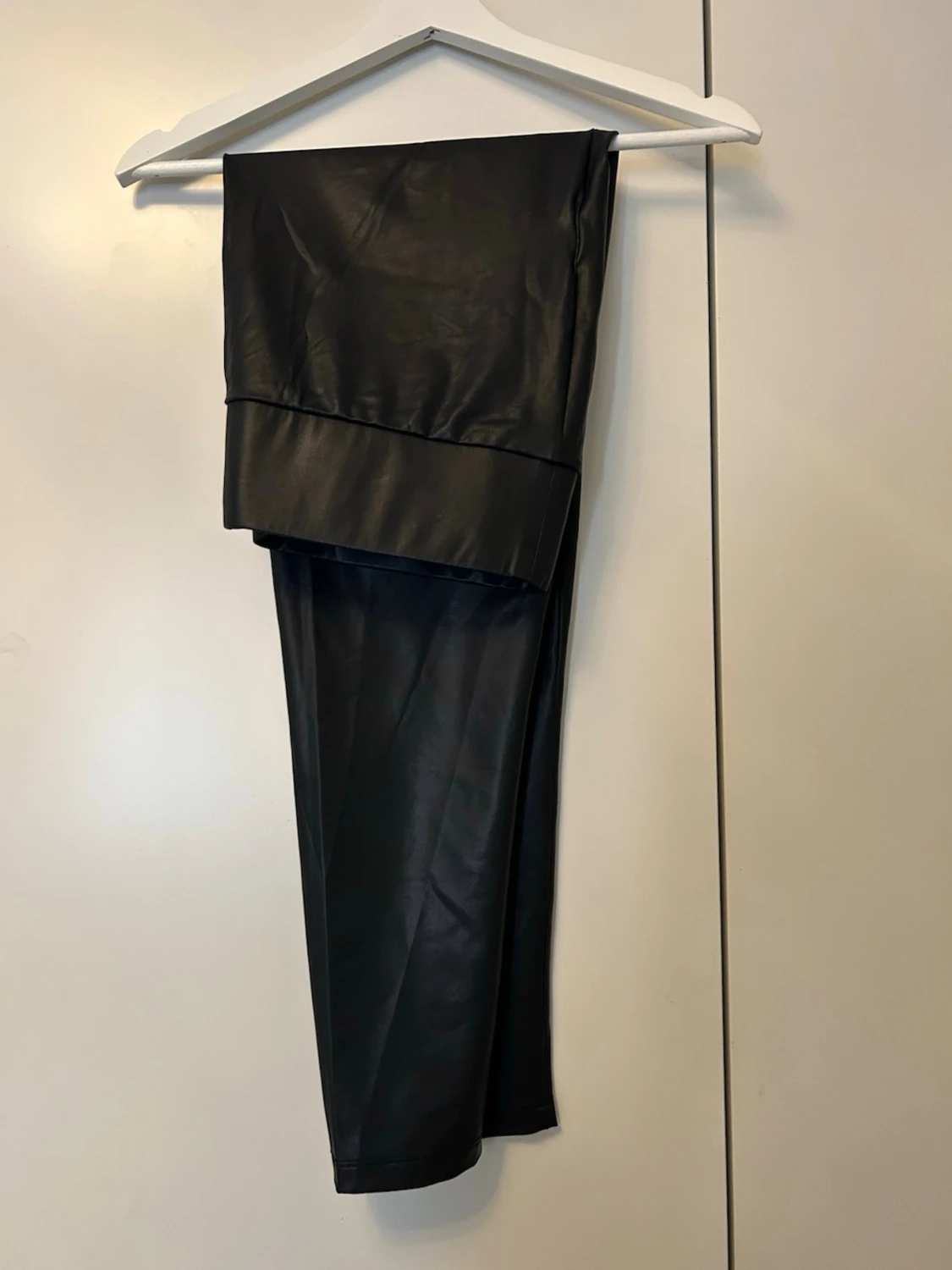 Svarta leggings i fuskskinn - 1