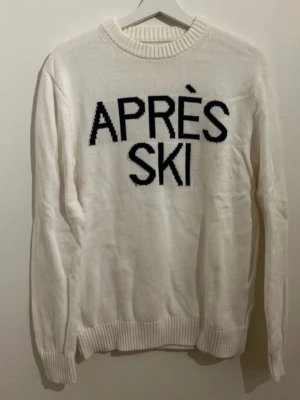 tröja med tryck ”apres ski”  - vit tröja med afterski tryck, perfekt nu inför sportlovet!! storlek S, hör av er vid frågor!! 
