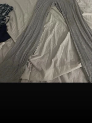 Grå mjuka loungebyxor - Säljer ett par grå loungebyxor i mjukt och stretchigt material. Byxorna har raka ben och resår i midjan för extra komfort. Perfekta för att chilla hemma eller mysa runt i. Passar dig som gillar enkel och avslappnad stil.