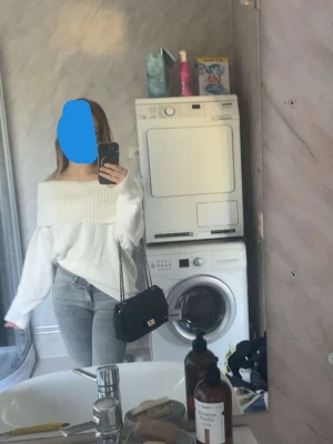 Vit off shoulder stickad tröja - Säljer en vit stickad tröja med bred off shoulder-krage och långa ärmar. Tröjan har en ribbstickad struktur upptill och är perfekt för en trendig och avslappnad look. Passar snyggt till jeans eller kjol.