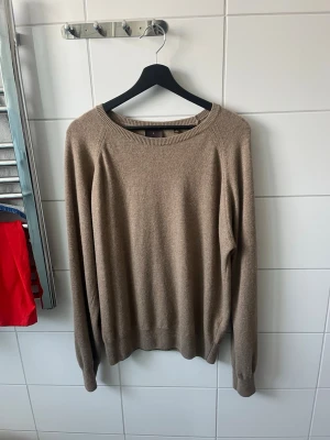 Oscar Jacobsson ulltröja - Stickad Ulltröja | Oscar Jacobsson | Modell: Gustaf Roundneck | Nypris 1800kr | Made in Italy | Använd men bra skick!