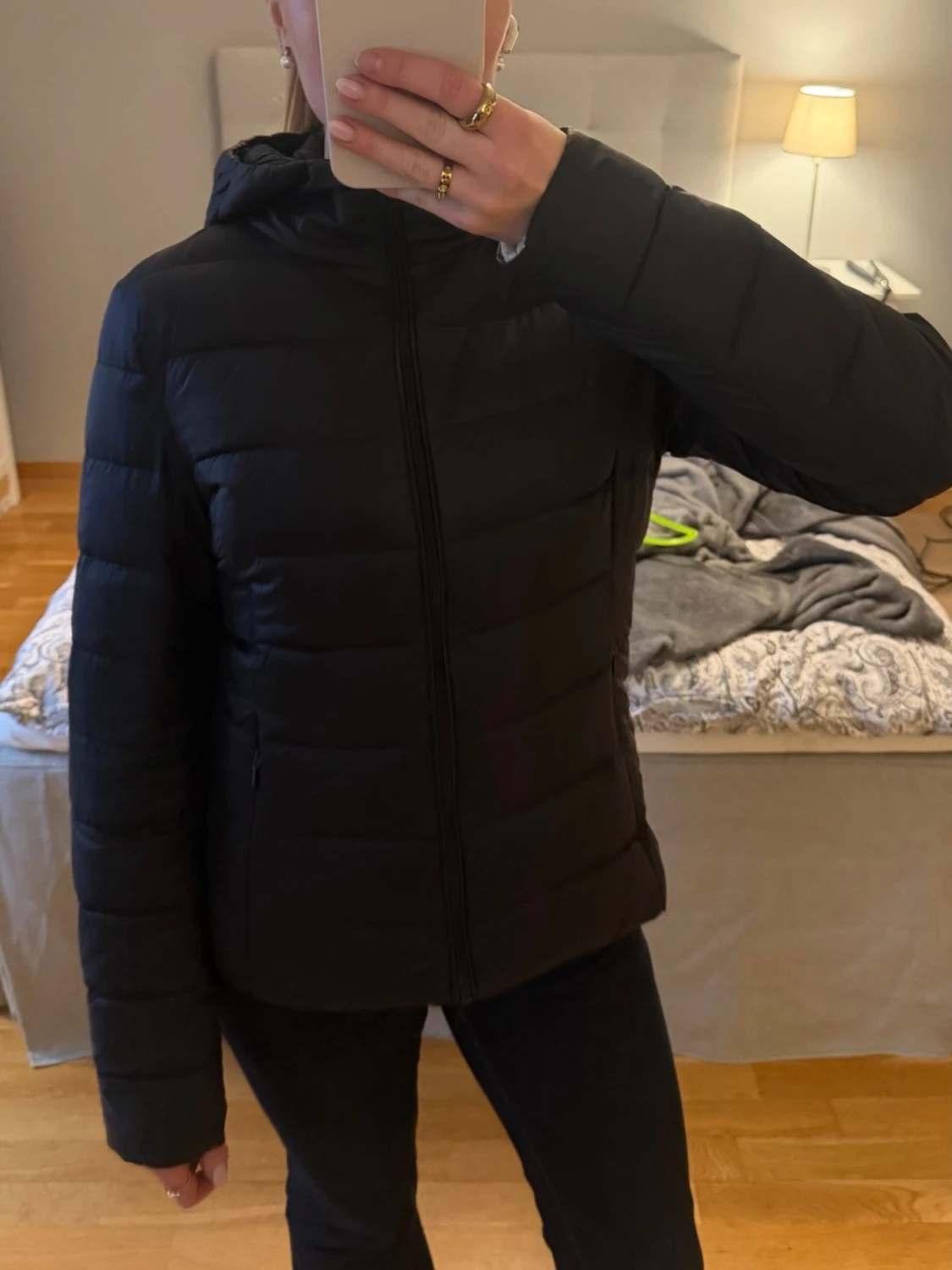 Svart figursydd jacka med luva - 1