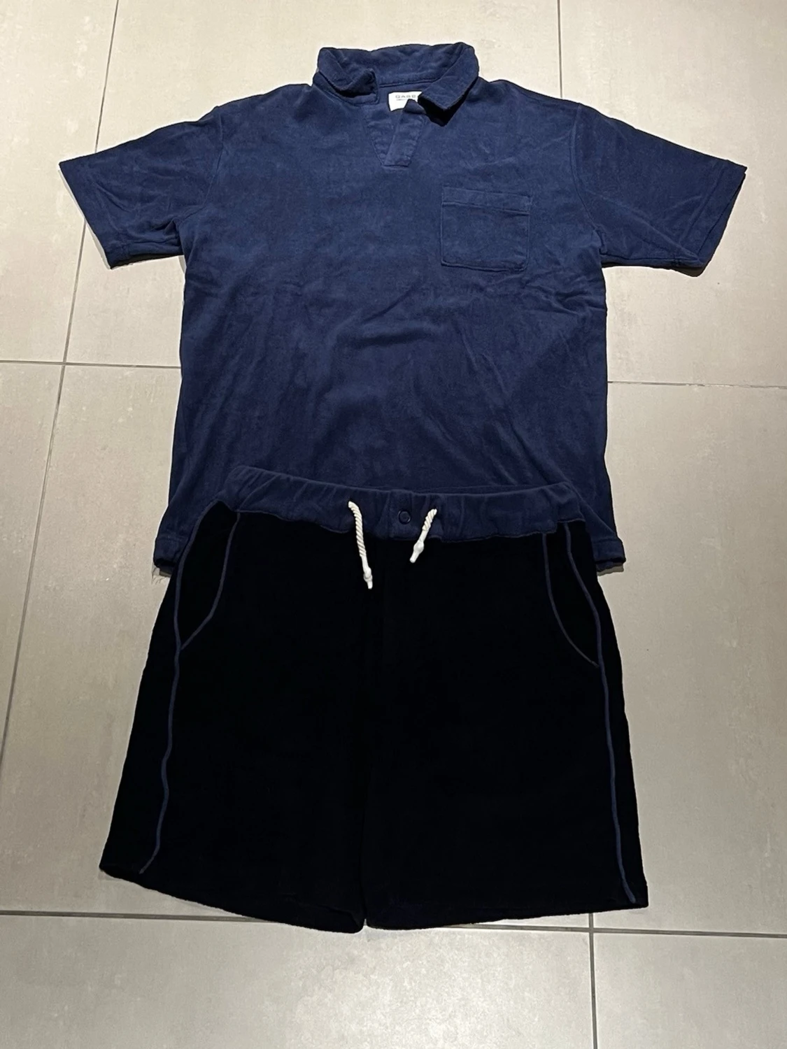Mörkblå frotté pikétröja och shorts från Gabba
