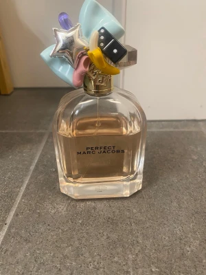 Perfect Marc Jacobs Eau de Parfum.  - ” Perfect” Eau de Parfum från Marc Jacobs. 100 ml, mer än hälften kvar. 