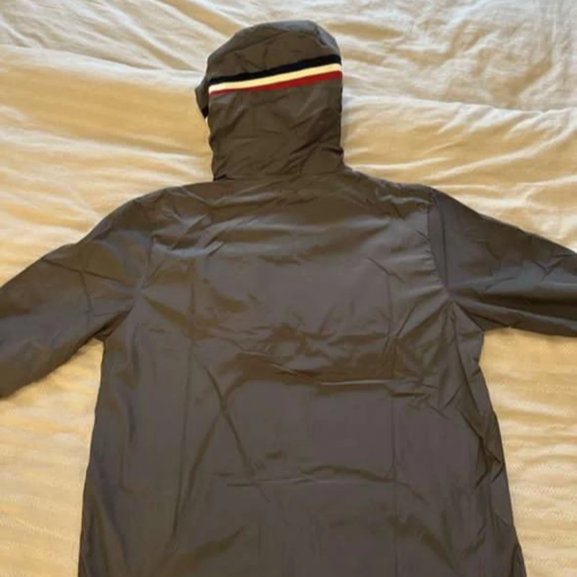 Grå vindjacka från Moncler med huva - 1