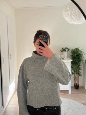 Grå polotröja i stickat material - Två stickade tröjor från Zara i storlek S. 💕