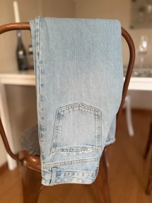 Ljusblå raka jeans - Säljer ett par ljusblå jeans med raka ben och klassisk femficksdesign. De är i storlek 34 från Zara och modellen heter midrise wide fit