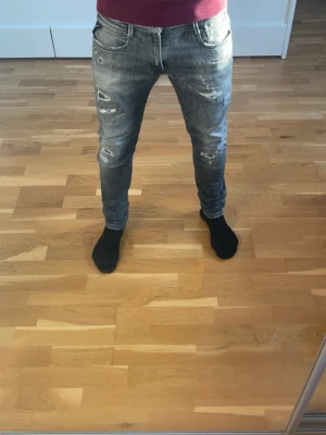 Replay Anbass jeans  - Sjukt snygga jeans i en grå/svart tvätt med riktigt schysta slitningar. Bra skick, storlek 30/32.  finns tecken på användning