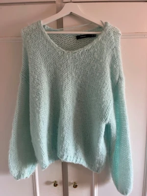 Ljusblå stickad tröja Vero Moda - Mysig ljusblå stickad tröja från Vero Moda med v-ringning och oversized passform. Så fin färg och somrig 💞 