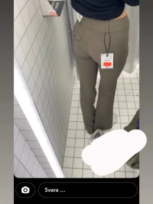 Olivgröna utsvängda kostymbyxor - Snygga olivgröna kostymbyxor med utsvängda ben. Byxorna har en ficka och bälteshällor i midjan. Perfekta för en trendig och stilren look.