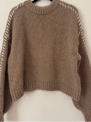 Beige stickad tröja - Superfin tröja som tyvärr inte kommer till använding💞