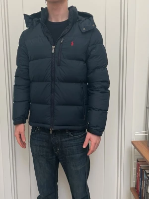 Ralph Lauren Jacka - Fin polo Ralph lauren jacka, storlek S i fint skick. Hör av dig vid funderingar!