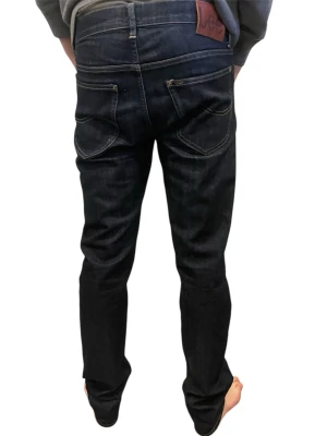 Mörkblå jeans från Lee - Snygga mörkblå jeans från Lee med klassisk femficksdesign och raka ben. Jeansen har kontrastsömmar och en brun läderpatch med logga bak i midjan. Tillverkade i slitstark denim med en stilren look som passar till det mesta. Storlek 29W 32L