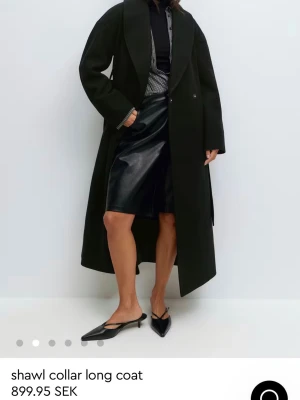 Svart lång kappa med sjalkrage sökes - Sökes denna långa kappa fråga gina 
