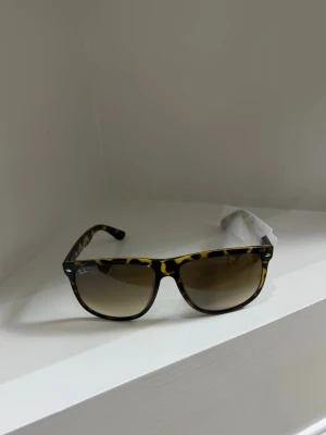 Rayban boyfriend solglasögon  - Sprillans nya raybans! Bästa investeringen som passar till alla årstider! Modell 4147 710/51! Storlek:60! Vid minsta fundering kontakta mig!✔️