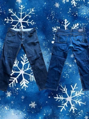 Mörkblå Tommy Hilfiger jeans - Snygga mörkblå jeans från Tommy Hilfiger i klassisk rak modell. Storlek W38 L32. Väldigt fräscha men han lite slitage på en av bakfickorna. Priset går att diskutera! Skriv för frågor!