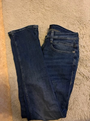 Mörkblå raka jeans - Säljer ett par blåa jeans då jag har ingen användning av dem, vet ej märke på dem, passar bra på allt typ så de är bara att höra av sig vid mer frågor