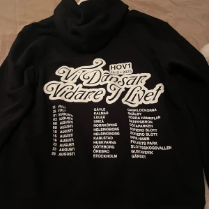 hov1 hoodie - intressekoll på min hov1 hoodie ”vi dansar vidare i livet” i storlek s. man kan inte köpa den längre och den är helt ny! säljer endast vid bud, nuvarande bud: 900 kr!