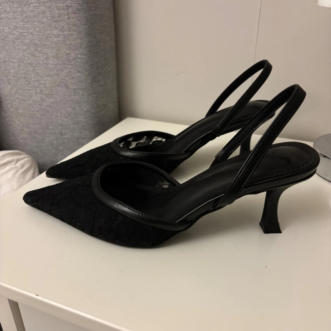 Svarta spetsiga pumps med låg klack - 1