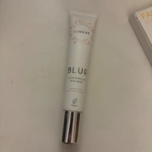 Lumene Blur Longwear Primer 20ml - Lumene Blur Longwear Primer i en vit tub med silvrig kork. Primern är vegansk och passar alla hudtyper. Ger en jämn och slät bas för sminket och hjälper till att hålla makeupen på plats längre. Tuben innehåller 20 ml och är smidig att ta med. Endast testad!