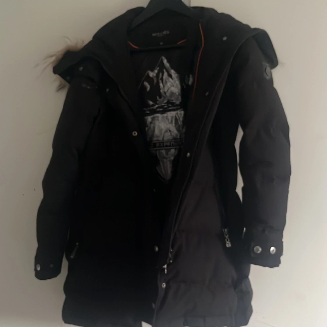 Svart dunjacka med päls från Hollies - 4