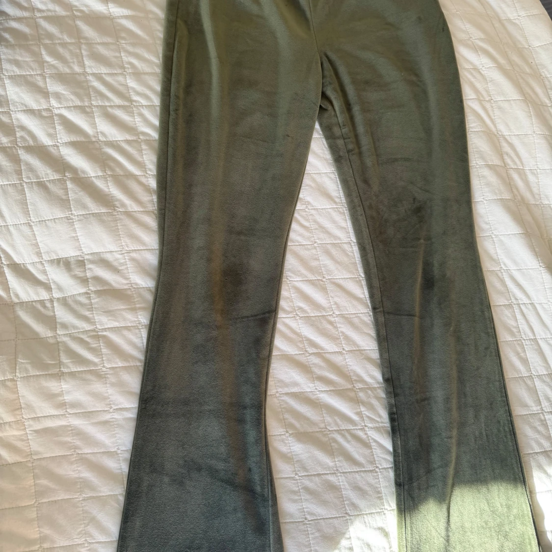 Olivgröna mjukisbyxor med snörning - 2