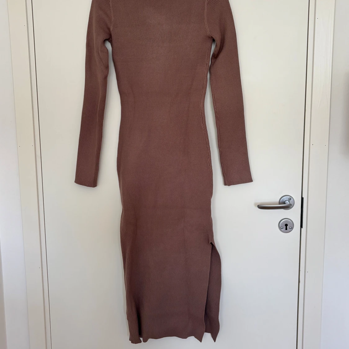 Brun stickad klänning från NAKD - 1