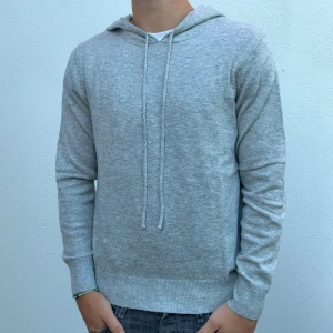 Kashmir/Merino hoodie - Ljusgrå Kashmir/Merino hoodie | Storlek XS | Modellen som är 177cm lång, passar kortare | Endast använd 1 gång, skick 10/10 utan defekter | Hör av dig vid frågor🌟