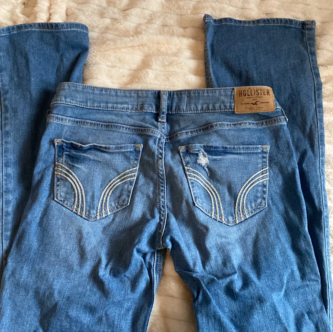 Utsvängda Hollister jeans - 1