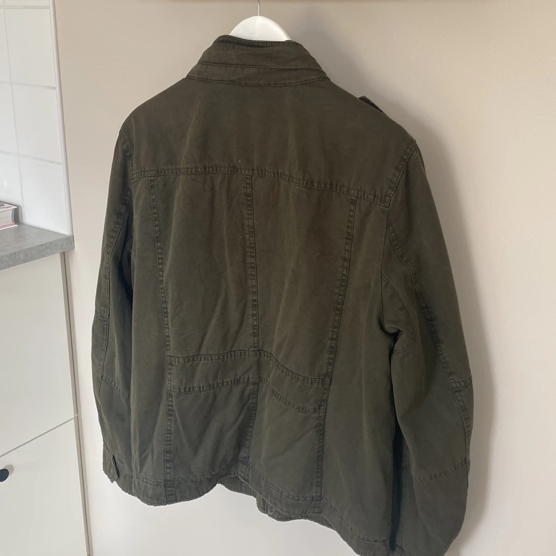 Olivgrön jacka från Levi's, storlek M - 1