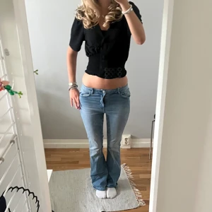 Blå bootcut jeans från Blue Ridge - Lågmidjade jeans från Blue Ridge. Storlek 170 men skulle uppskatta att de är i storlek s/36 ☀️ Köpta på Vinted och knappt använda av varje mig eller tidigare säljare. Inga defekter 💐  Jag är 170 cm lång och har vanligtvis 36 i jeans. 