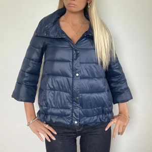 Marinblå Herno liknande jacka  - FÖLJ FÖR LIKNANDE🍁 super snygg Herno liknande jacka i storlek S. Perfekt till höst och vinter. Inga defekter, tryck köp nu! TK-0054