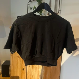 Svart kort tshirt  - Svart kort tshirt i ett tjockare material 
