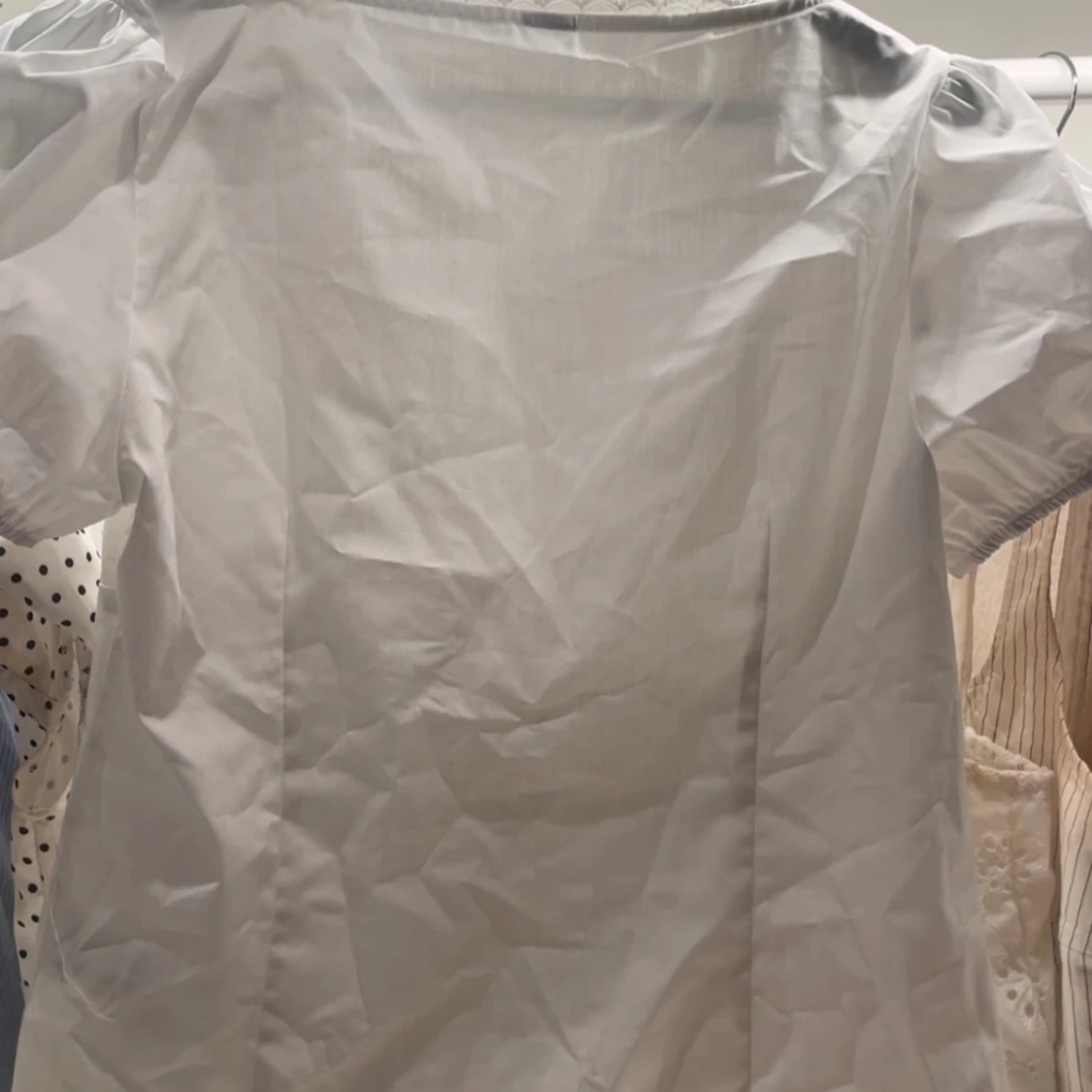 Vit blus med spets och knappar - 1