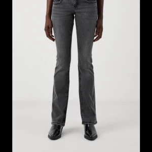 Grå bootcut jeans från Gina - Säljer ett par gråa Gina jeans med bootcut-modell. Jeansen har klassisk femficksdesign, hög midja och är tillverkade i ett mjukt denimtyg. Snygg tvättad finish och raka ben som slutar i en lätt utsvängning. Perfekta till sneakers eller boots.