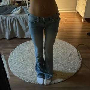True Religion Joey Low Rise Flare Jeans - Säljer ett par ljusblå True Religion Joey jeans med låg midja och flare/bootcut. De är något skadade längst ner påbaksidan av benen (se sista bilden) men inget man egentligen märker när de är på, jag är 173 cm som referens💗