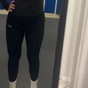 ICIW leggings i vinrött - !RÖDA! iciw tights, de är i samma modell som de svarta men kommer inte till användning, endast använd 1 gång. Orginalpris 799, lägg gärna prisförslag (loggan börjar lossna efter en tvätt)