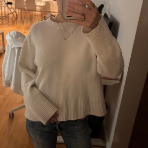 Vit stickad tröja & Other Stories - Supermysig beige stickad tröja från & Other Stories Paris Atelier. 🩷lite osäker om jag vill söka