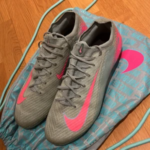 Nike mecurial prism pack elite 16 storlek 44 - Schyssta fotbollsskor från Nike, använda men ändå i rätt bra skick. De sitter bra på foten å man får bra kontakt med bollen. Hör av dig vid funderingar, pris kan diskuteras!