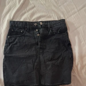 Svart jeanskjol  - Svart jeanskjol från Gina Tricot, helt oanvända💕 Nypris: 299 kr