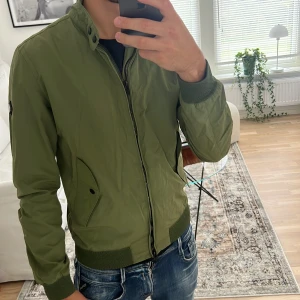 J. Lindeberg windbreaker  - En as fet windbreaker perfekt till hösten! Skick 10/10 inga defekter ingenting! Priset går att diskutera🙌🙌💯