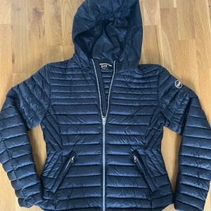 Colmar jacka blå - Det är en tunnare dunnjacka från colmar i nytt skick. Perfekt för höst/vår. Köpt för 2 399kr! Skriv vid funderingar! Passar s/m