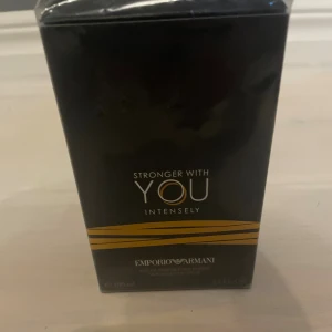 Stronger With You Intensely Parfym - Emporio Armani Stronger With You Intensely, 100 ml. Ingredienser: alkohol, parfym, aqua, coumarin, limonene, linalool, eugenol m.fl. Tillverkad i Frankrike. En modern doft i snygg flaska – perfekt för dig som vill sticka ut.