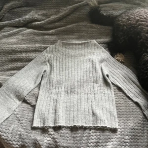 grå stickad tröja - en superfin stickad grå tröja från lager 157 som knappt är använd. det finns hund i huset men är allergivänlig och fäller ej päls☺️