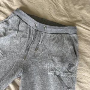 Grå mjukisbyxor Juicy Couture - Grå mjukisbyxor från Juicy Couture med bred resår och snörning i midjan. Storlek 15/16. Passar som XS/S🩶