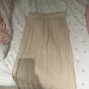 Kjol - Halvlång mysig men fin kjol till vardag.